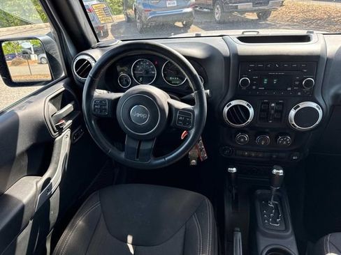 Used 2018 Jeep Wrangler Unlimited Sahara w/ Connectivity Group AWD/4WD image 18