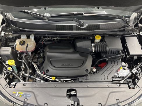 Used 2025 Chrysler Pacifica Limited image 47