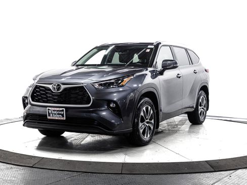 Certified 2023 Toyota Highlander XLE image 3