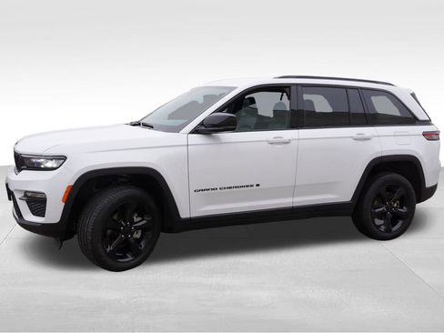 Certified 2024 Jeep Grand Cherokee Limited w/ Black Appearance Package image 10
