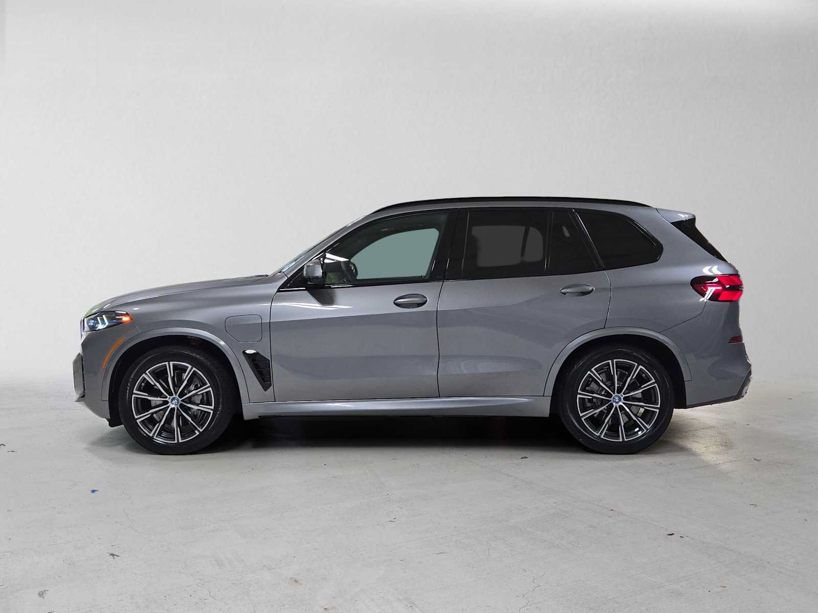 Used 2025 BMW X5 xDrive50e w/ M Sport Package AWD/4WD image 6
