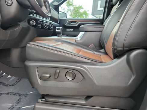 Used 2023 Chevrolet Silverado 1500 High Country w/ Technology Package image 12