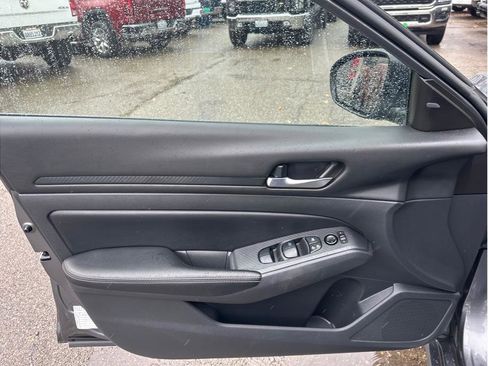 Used 2024 Nissan Altima 2.5 SV image 14