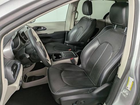 Used 2019 Chrysler Pacifica Limited FWD image 19