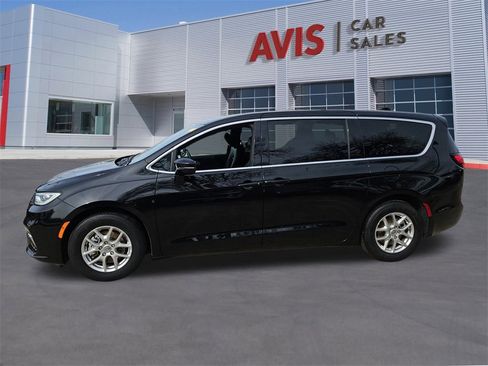Used 2025 Chrysler Pacifica Select image 2