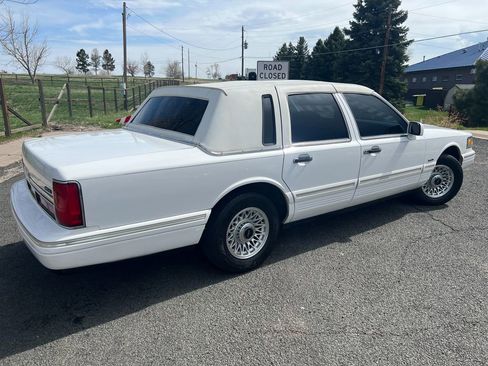 Used 1997 Lincoln Town Car Executive image 4