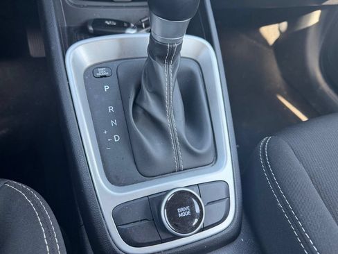 Used 2025 Hyundai Venue SEL FWD image 13