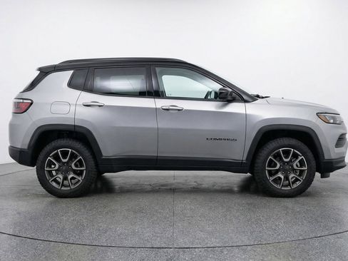 Used 2025 Jeep Compass Trailhawk image 8