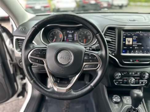 Used 2019 Jeep Cherokee Latitude Plus w/ Comfort/Convenience Group AWD/4WD image 23