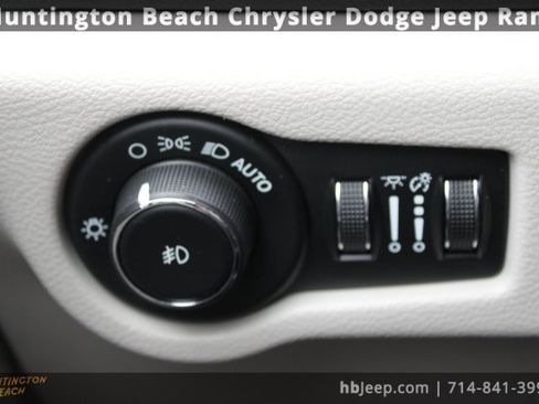 Used 2023 Chrysler Pacifica Touring-L image 18