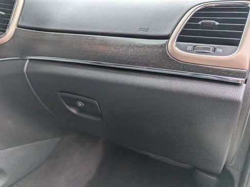 Used 2017 Jeep Grand Cherokee Limited image 38