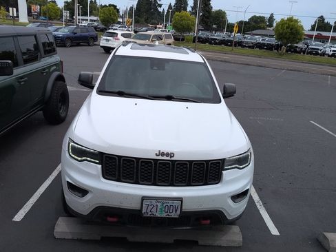 Used 2018 Jeep Grand Cherokee Trailhawk w/ Trailhawk Luxury Group AWD/4WD image 2