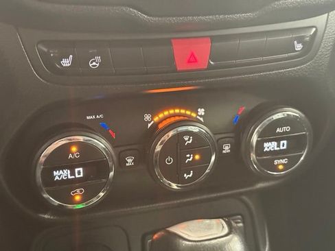 Used 2015 Jeep Renegade Limited AWD/4WD image 17