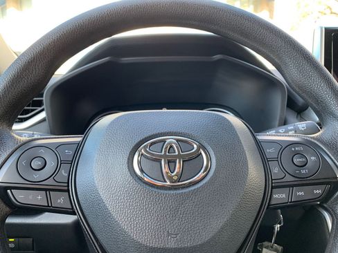 Used 2025 Toyota RAV4 LE image 27