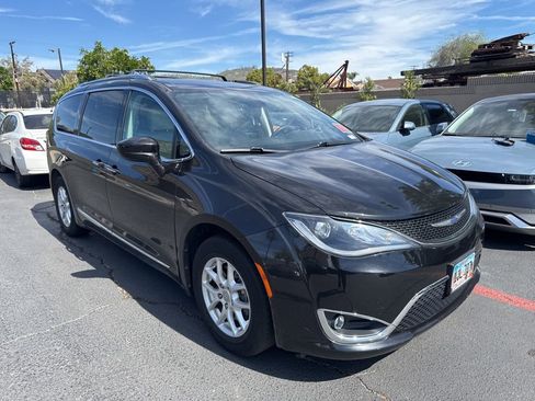 Used 2020 Chrysler Pacifica Touring-L image 4