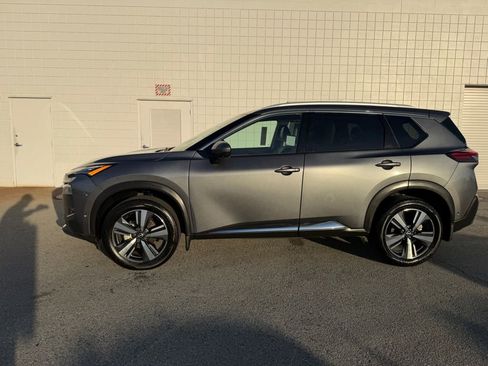 Used 2023 Nissan Rogue SL w/ SL Premium Package image 3