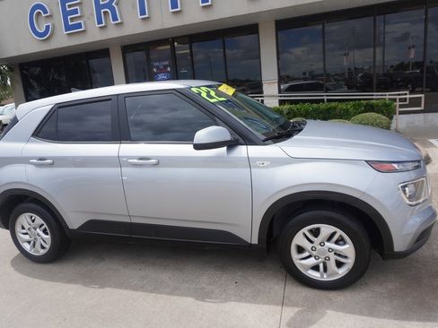 Used 2022 Hyundai Venue SE w/ Cargo Package image 2