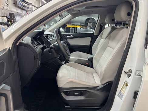 Used 2020 Volkswagen Tiguan SE w/ Panoramic Sunroof Package AWD/4WD image 15
