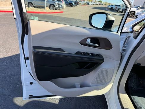 Used 2023 Chrysler Voyager LX image 22