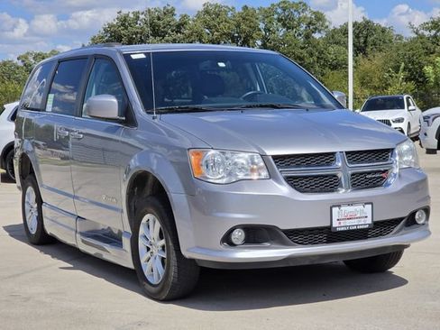 Used 2019 Dodge Grand Caravan SXT FWD image 2
