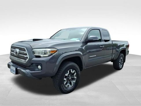 Used 2017 Toyota Tacoma TRD Sport w/ Tow Package AWD/4WD image 2