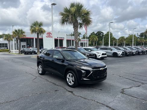 Used 2025 Chevrolet Trax LS FWD image 2