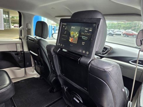 Used 2017 Chrysler Pacifica Touring-L Plus w/ Advanced Safetytec Group FWD image 18