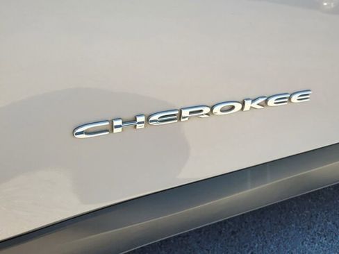 Used 2019 Jeep Cherokee Latitude Plus image 19