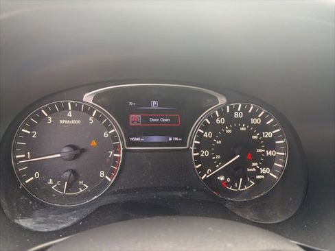 Used 2017 Nissan Pathfinder SV image 1