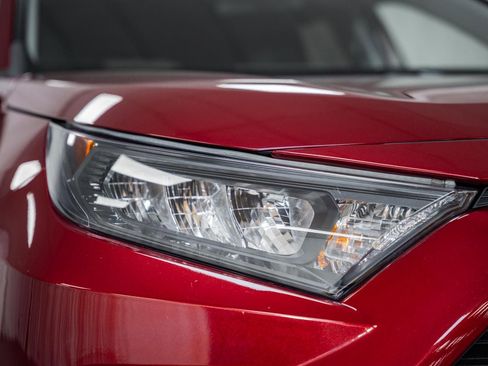 Used 2021 Toyota RAV4 LE image 9