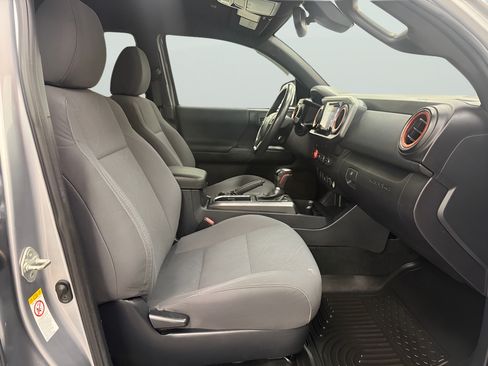 Used 2019 Toyota Tacoma TRD Sport w/ Technology Package AWD/4WD image 12