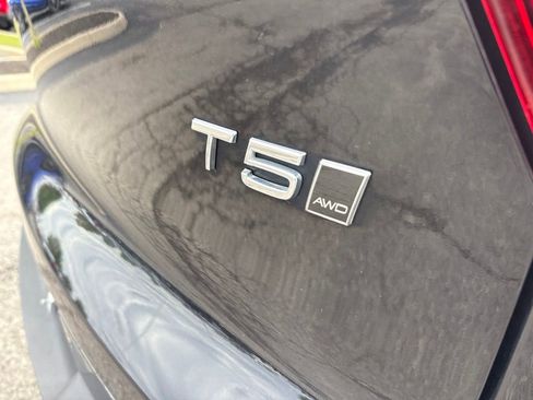 Used 2022 Volvo XC40 T5 Momentum AWD/4WD image 4