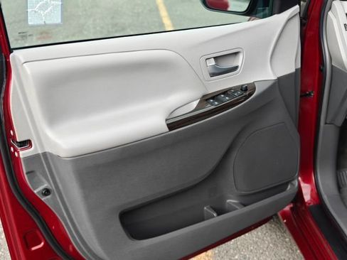 Used 2017 Toyota Sienna XLE w/ XLE Navigation Package FWD image 14