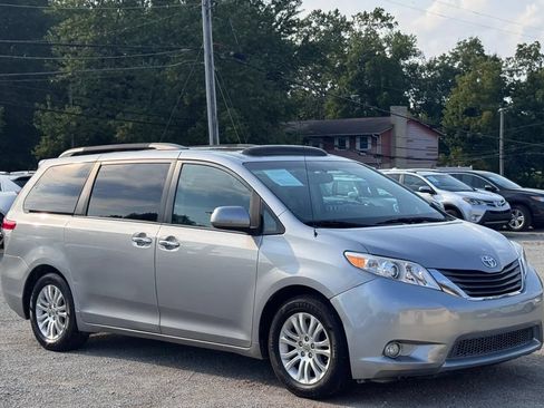 Used 2013 Toyota Sienna XLE w/ Entertainment Pkg FWD image 6