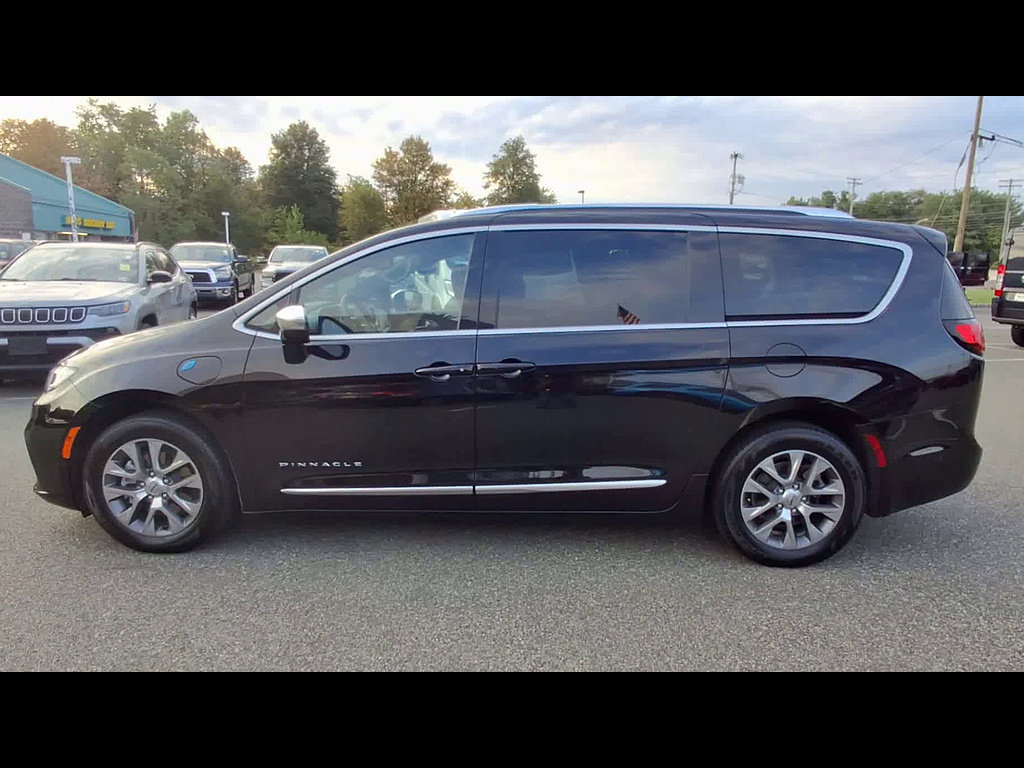 Used 2025 Chrysler Pacifica Pinnacle FWD image 5