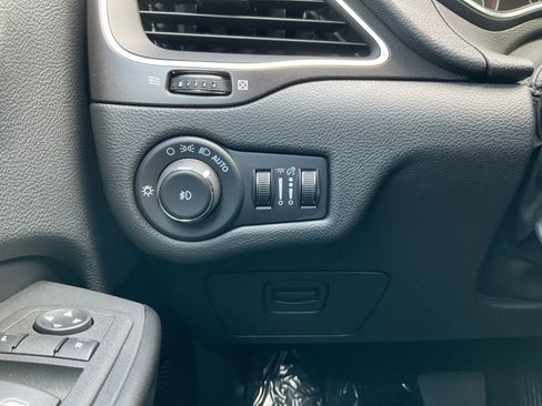 Used 2022 Jeep Cherokee Trailhawk AWD/4WD image 18