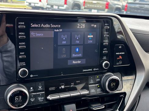 Used 2021 Toyota Highlander LE AWD/4WD image 25