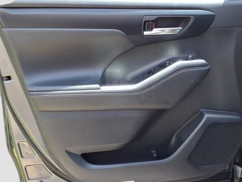 Certified 2024 Toyota Highlander XLE FWD image 8