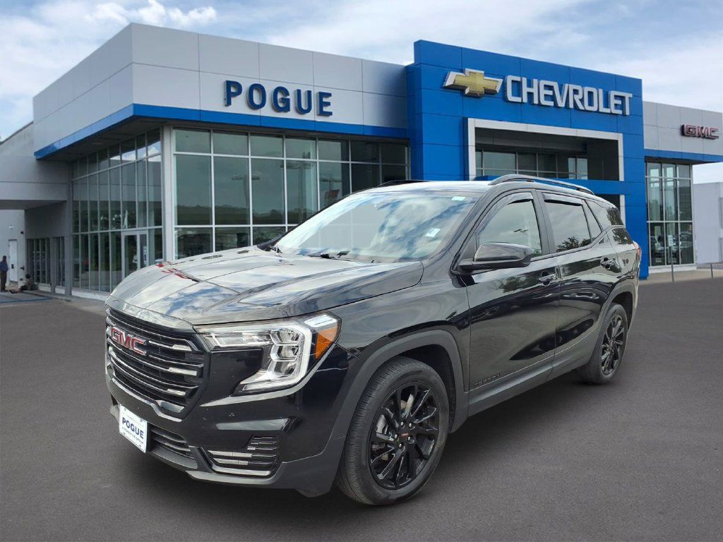 Used 2024 GMC Terrain SLE w/ Driver Convenience Package FWD image 4