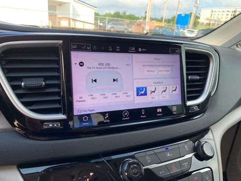 Used 2022 Chrysler Pacifica Touring-L FWD image 24