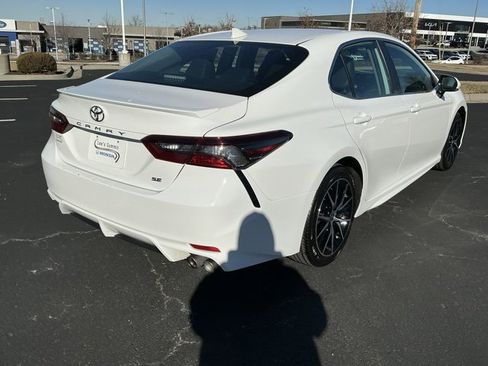 Used 2024 Toyota Camry SE image 3