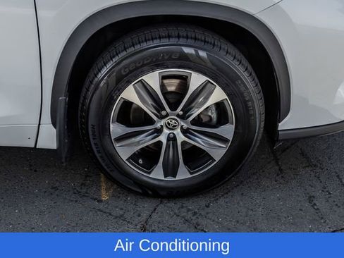Used 2023 Toyota Highlander XLE AWD/4WD image 7