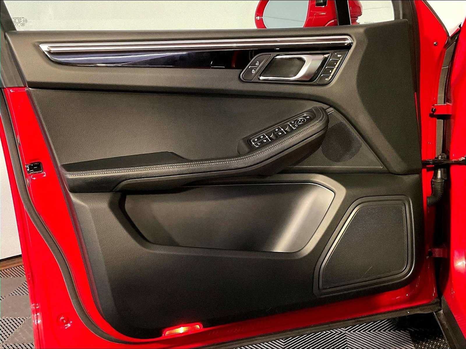 Certified 2023 Porsche Macan AWD/4WD image 25