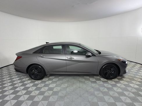Used 2022 Hyundai Elantra SEL w/ Preferred Accessory Package FWD image 4