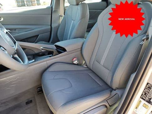 Used 2025 Hyundai Elantra SE image 9