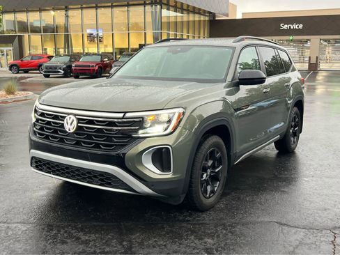 Used 2024 Volkswagen Atlas Peak Edition SE AWD/4WD image 2