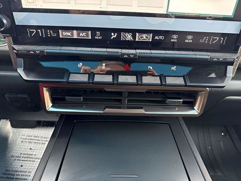 New 2025 GMC Hummer EV 2X image 28