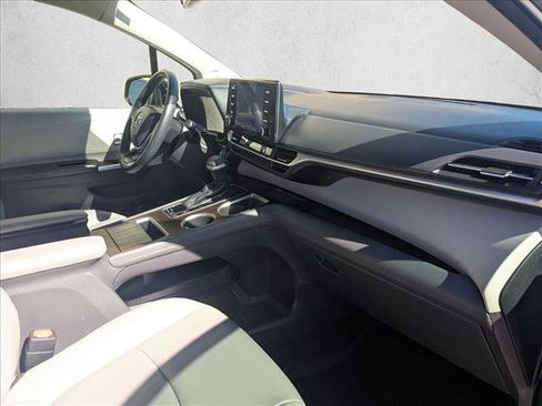 Used 2021 Toyota Sienna XLE image 26