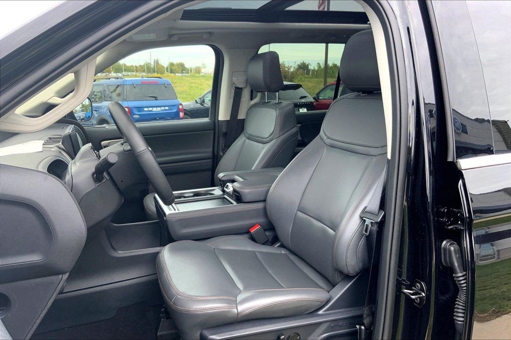 Used 2025 Ford Expedition Max Active AWD/4WD image 9