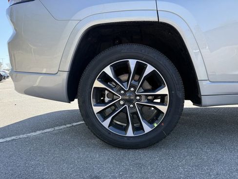 New 2025 Jeep Grand Cherokee L Overland w/ Trailer Tow Package AWD/4WD image 29